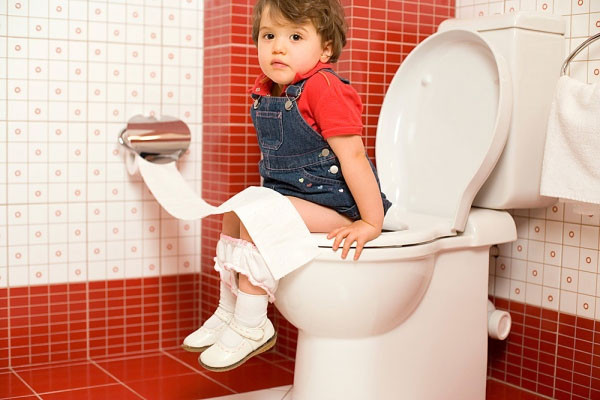 Đi ngoài ra máu: đây là triệu chứng quan trọng nhất và luôn luôn có ở 100% bệnh nhân và là triệu chứng có giá trị trong quyết định chẩn đoán. Xuất hiện ngay ngày đầu hoặc thứ hai của bệnh. Phân thường có màu đỏ nâu, lỏng, có mùi thối khắm rất đặc biệt.