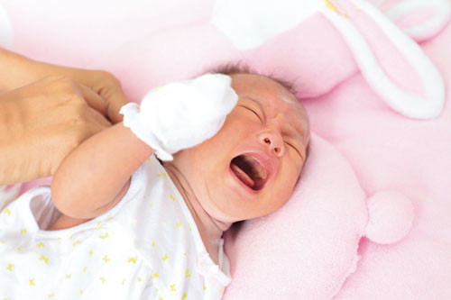 Nôn ra máu hoặc phân: triệu chứng này xuất hiện khá sớm, thường vào ngày thứ 1, thứ 2 của bệnh. Nếu nôn tái xuất hiện vào tuần lễ thứ 2 thì thường là do biến chứng tắc ruột. Khi bị tắc ruột dẫn đến trường hợp nôn ra phân, dịch màu xanh đen có mùi khó ngửi.