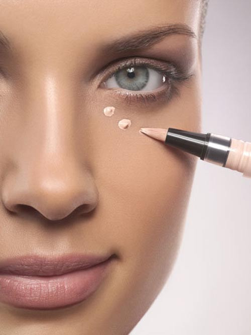 Không thoa kem che khuyết điểm lên mụn. Rất nhiều chị em nghĩ rằng che khuyết điểm là công cụ đắc lực nhất để che hết những đầu mụn đỏ xấu xí vì vậy bất cứ khi nào trang điểm họ đều tận dụng thứ công cụ này thoa nhiều vào vùng da bị mụn nhằm che giấu chúng. Tuy nhiên, biện pháp đối phó tạm thời này có thể khiến những đốm mụn xấu xí lan rộng hơn trên da mặt và bạn sẽ càng khó để "dứt khoát" với chúng.