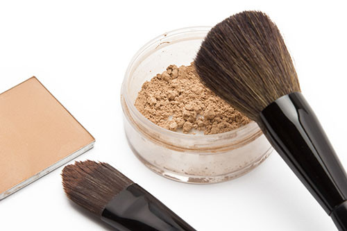 Thoa phấn phủ. Kết thúc lớp nền bằng việc dùng phấn phủ tất cả các vùng da trước khi thoa các lớp trang điểm khác. Hãy đảm bảo phấn phủ hợp với da và không nên quá sáng để tránh biến gương mặt thành tượng đá.