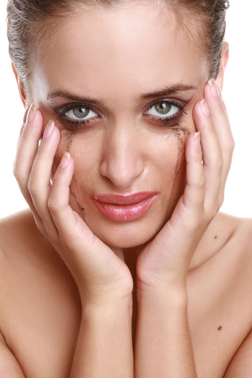 Lau mắt lem khi còn ướt. Chải mascara chẳng may bị lem mà bạn dùng giấy lau ngay thì sẽ càng làm cho tình trạng trở nên tệ hơn. Lúc này, bạn nên bỏ sang chải mắt còn lại. Nếu bên kia bạn đã chải rồi thì bạn đi làm việc khác để chờ cho khô. Khi mắt lem đã khô thì dùng bông tăm thấm nước hoa hồng hay dung dịch nước tẩy trang lau nhẹ nhàng.