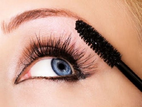 Sử dụng quá nhiều lực. Có thể bạn không để ý nhưng cách cầm chổi chuốt mascara cũng rất quan trọng trong việc tạo hình cho một đôi mi đẹp. Đôi khi việc cầm cây chổi và sử dụng quá nhiều lực của bàn tay cũng có thể là nguyên nhân khiến đôi mi của bạn bị lem hoặc nhòe do lớp mascara.
