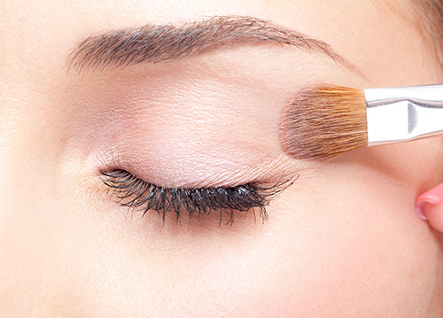 Đánh mắt sau khi chải mascara. Bạn không nên làm điều này. Nếu bạn dự định đánh phấn mắt thì bạn làm trước khi chải chải mascara. Và chải mascara là công đoạn cuối cùng để hoàn thiện đôi mắt đẹp.