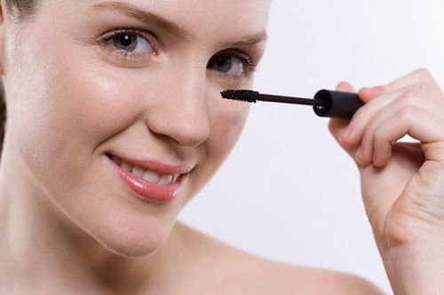 Kéo chổi lên xuống nhiều lần. Nếu như bạn nghĩ rằng việc kéo chiếc chổi chuốt mascara lên xuống nhiều lần sẽ giúp các lớp mascara bám vào chổi nhiều hơn thì chắc hẳn bạn đã lầm. Việc làm này vô tình sẽ khiến cho không khí bên ngoài lọt vào trong ống mascara và làm giảm tuổi thọ cho chiếc mascara của bạn.
