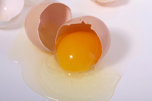 Choline. Tăng lượng choline trong thời kỳ mang thai có thể giúp giảm nguy cơ em bé mắc các bệnh về trao đổi chất, bệnh mãn tính liên quan tới căng thẳng như huyết áp cao và bệnh tiểu đường về sau. Các nghiên cứu cho thấy một số chất dinh dưỡng được tìm thấy trong lòng đỏ trứng, gan, các loại hạt và đậu nành cung cấp lợi ích lâu dài cho não thai nhi.