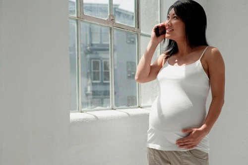 Vitamin D. VitaminD giúp cho cơ thể hấp thu các khoáng chất như canxi, photpho vào cơ thể, nếu cơ thể thiếu vitamin D, lượng canxi đưa vào cơ thể từ thức ăn hàng ngày chỉ được hấp thu có khoảng 20%, vì thế dễ gây các hậu quả như trẻ còi xương ngay trong bụng mẹ... Phụ nữ có thai cũng nên được bổ sung vitamin D bằng cách nên có thời gian hoạt động ngoài trời vào buổi sáng.