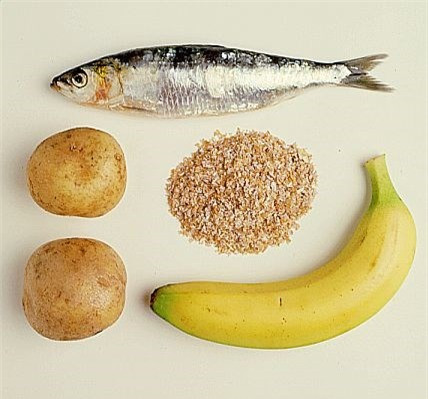 Vitamin B1. Vitamin B1 rất cần thiết cho sự phát triển của hệ thần kinh trung tâm của thai nhi. Thiếu Thiamin làm tăng nguy cơ mắc chứng tê phù có thể ảnh hưởng đếntim và phổi của trẻ. Thực phẩm có chứa Thiamin gồm: các loại ngũ cốc, mầm lúa mỳ và trứng.