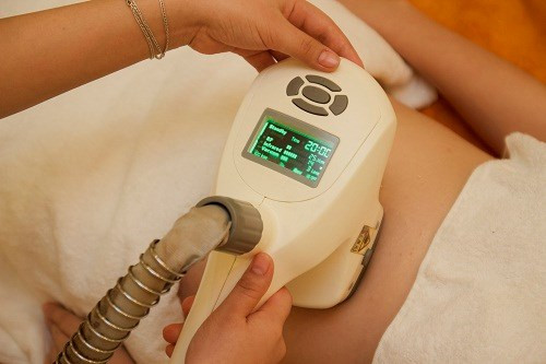Hút mỡ không phẫu thuật Cavi-Deluxe. Phương pháp này sử dụng bước sóng ultrasound cavitation tần số kép 25KHz tác động bắn vỡ màng tế bào mỡ ngay cả tế bào mỡ ở tầng sâu, làm tan chảy khối lượng mỡ thừa trong cơ thể thành một dạng dịch lỏng để dễ dàng loại bỏ ra ngoài cơ thể. Chúng loại bỏ mỡ thừa ở vùng bụng, eo hông, bắp đùi, bắp chân hoặc cánh tay, tái tạo đường cong.