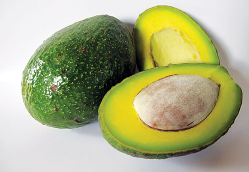 Quả bơ. Quả bơ chứa vitamin C, E và các chất béo không bão hóa đơn, có khả năng khóa độ ẩm trên da, ngăn ngừa da khô, bong tróc.