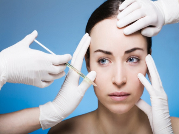 Bạch biến là một bệnh rất khó điều trị, có nhiều phương pháp điều trị được áp dụng, nhưng cho đến nay, y học vẫn chưa có thuốc nào trị khỏi bệnh hoàn toàn. Các phương pháp điều trị thường dựa trên việc dùng thuốc làm tăng cảm ứng với ánh nắng kết hợp với chiếu tia cực tím hay tắm nắng.