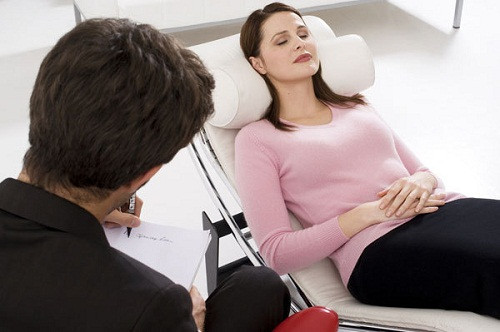 Khoa học hiện đại đã chỉ ra rằng bệnh hen suyễn là một bệnh phổi mãn tính do đường hô hấp bị viêm và hẹp lại. Đó là một bệnh lý có thể được điều trị qua các yếu tốt tâm lý.