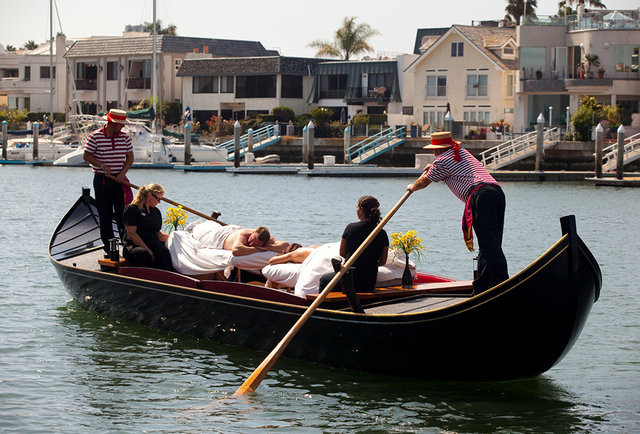 Dịch vụ này có tên "Gondola massage" của khách sạn Cipriani tại thành phố Venice - Ý.