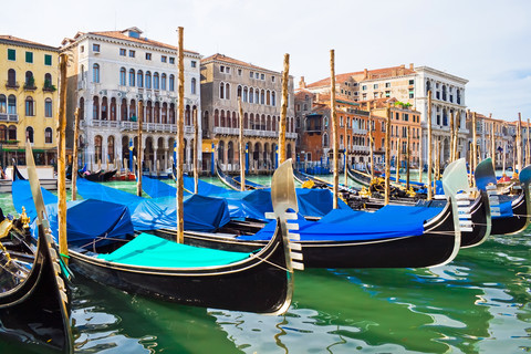 Những chiếc thuyền Gondola chở du khách vừa ngắm thành phố Venice vừa thưởng thức phương pháp massage độc đáo có 1-0-2 ở đây.