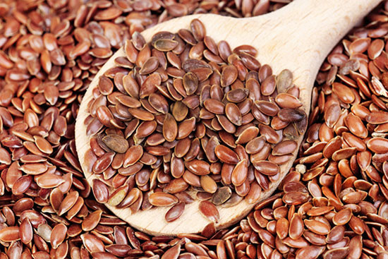 Hạt lanh. Hạt lanh rất giàu axit béo omega-3, vì vậy mà nó là loại thực phẩm tốt cho sức khỏe và nhan sắc. Có khẳ năng cân bằng nội tiết tố và cải thiện chức năng của da. Bột hạt lanh giúp da mềm mại, ẩm mượt, chống lão hóa da, ngăn ngừa và điều trị mụn, đặc biệt là mụn trứng cá.