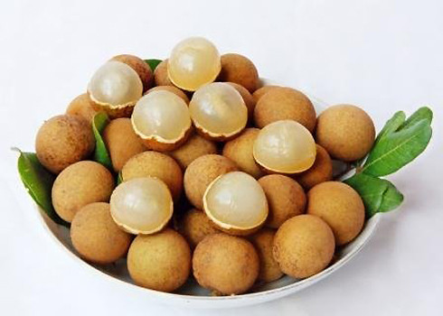 Quả nhãn. Theo Đông y, quả nhãn mùi thơm vị ngọt, thuộc tính ôn nhiệt, có chức năng bổ ích tâm tỳ, dưỡng cơ ích khí, dưỡng huyết an thần, rất được ưa chuộng tuy nhiên phụ nữ mang thai không nên ăn long nhãn nhiều. Nguyên nhân là do phụ nữ mang thai thường có triệu chứng nóng trong và thường có các hiện tượng táo bón, ăn nhãn nhiều sẽ tăng nóng trong, động huyết động thai, ra huyết đau bụng, đau tức bụng dưới, thậm chí tổn thương thai khí, dẫn tới sảy thai.