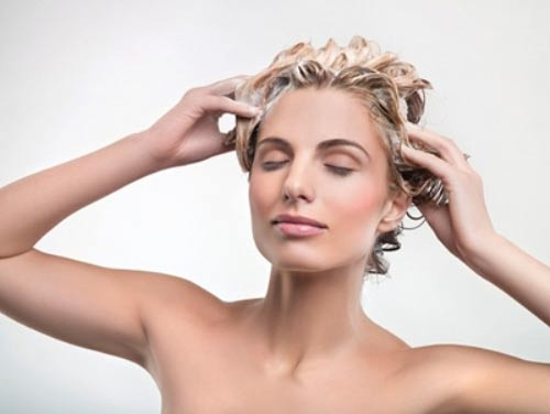 Giữ nếp cho tóc. Bạn thường phải dùng đến gel dưỡng tóc mới hi vọng giữ được nếp cho những lọn tóc xoăn mà trước đó bạn phải kỳ công mới có được. Nhưng ngoài việc sử dụng gel, hãy trộn 1 thìa muối cùng với nước ấm, sau đó đổ vào bình xịt và xịt đều lên tóc trước khi tạo kiểu.