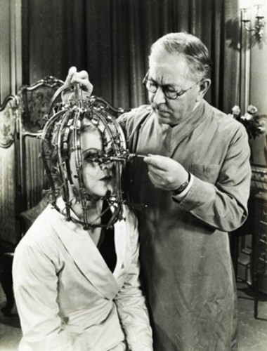Đây là thiết bị chăm sóc đôi mắt “độc” của Max Factor công bố năm 1934. Tuy nhiên, khi nhìn thiết bị này, bạn sẽ cảm thấy nó khá nguy hiểm, giống như dụng cụ tra tấn rùng rợn. Do đó, không phải phụ nữ nào cũng sẵn sàng dùng thử thiết bị làm đẹp có hình thù kỳ quái như thế này.