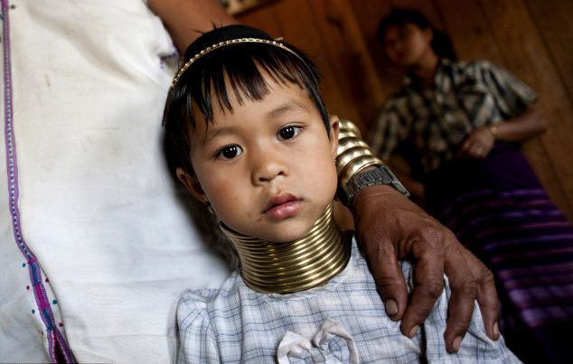 Một người phụ nữ Kayan bắt đầu đeo kiểu vòng cổ khi chỉ mới 2 tuổi và số lượng của những chiếc vòng cổ sẽ tăng dần lên cho đến khi họ 20 tuổi.