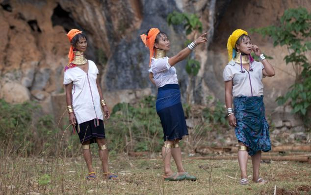 Tộc người này rất chú trọng đến việc búi tóc. Tóc họ cần phải được trang trí thật đẹp và búi cao để lộ sự quyến rũ của chiếc cổ dài và bộ vòng cổ.
