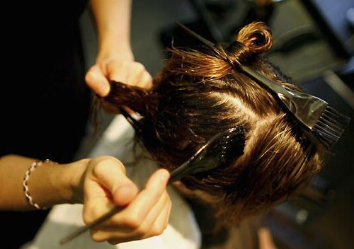 Tiếp theo, hỗn hợp này được bôi một cách cẩn thận lên tóc của khách hàng.