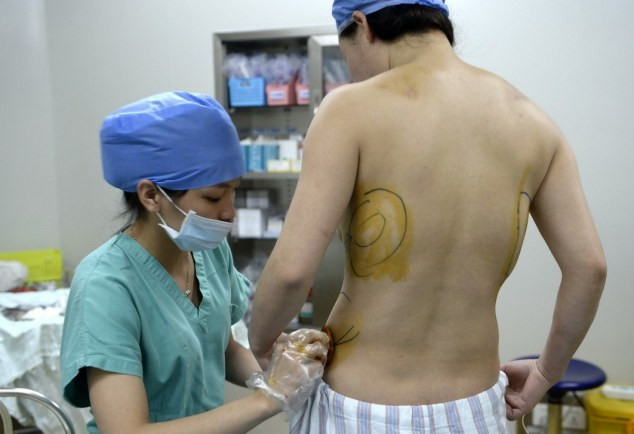 Sau đó, cô Tian Hui đã phải nhập viện vì quá đau đớn. Cô miêu tả với bác sỹ là cảm thấy như có những dòng chảy lạ xuất hiện và luồn lách trong cơ thể mình.