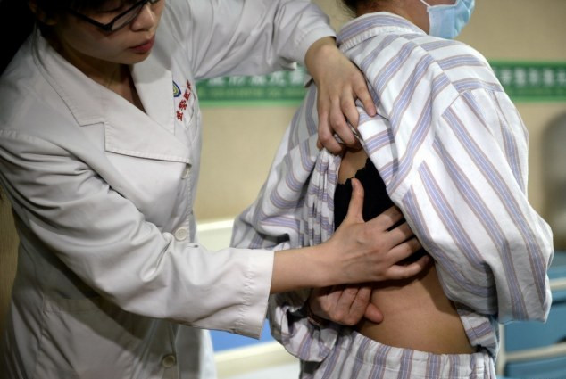 Tian đã cố gắng đẩy bộ ngực vào vị trí cũ nhưng nó vẫn "trôi" dần xuống bụng.
