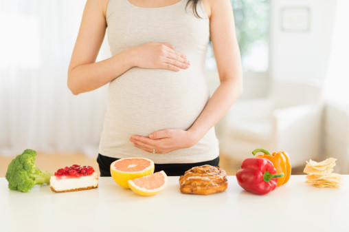 Chế độ dinh dưỡng thiếu cân bằng của người mẹ. Nếu bà mẹ uống ít nước hoặc không cung cấp đầy đủ lượng nước cho cơ thể cũng có thể gây thiếu ối. Trong trường hợp này, mẹ sẽ được khuyên uống nhiều nước và theo dõi lượng nước ối trong vài ngày sau đó.