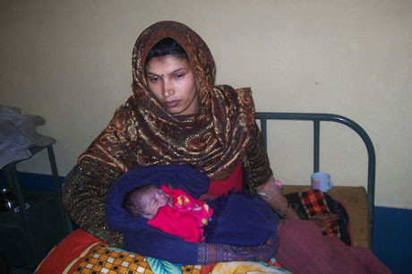 Cô Priyanka Pal, 24 tuổi, người Ấn Độ đã hạ sinh một bé trai tại Bệnh viện Sultanpur, bang Uttar Pradesh hôm 26-3. Bé mắc phải hội chứng ectopia cordis khiến trái tim của bé nằm ngoài lồng ngực.