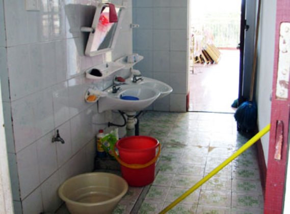 Ngày 3/11/2009, một cháu bé 4 tuổi đã chết tại nhà vệ sinh của Trường Mầm non Nam Ngạn, TP Thanh Hóa vì bị ngã gục mặt vào chậu nước. Nguyên nhân ban đầu có thể do cháu bị trúng gió.