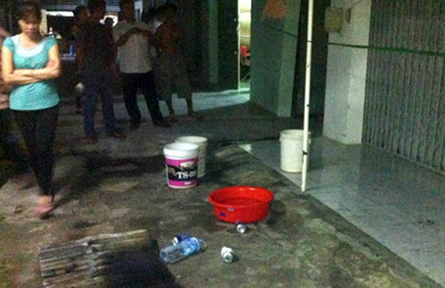 Chiều ngày 16/12/2011, cháu bé Nguyễn Anh Hào (4 tuổi) tử vong do bị điện giật tại Trường Mẫu giáo Bình Sơn, xã Bình Sơn, huyện Hòn Đất, Kiên Giang. Mặc dù đã được đưa đi cấp cứu tại trạm y tế xã Bình Sơn nhưng các bác sĩ ở đây cho biết cháu đã bị chết trước đó. Nguyên nhân ban đầu được xác định là do một ổ cắm điện trong lớp học rò rỉ điện và nhiễm ra xung quanh. Khi cháu Hào ra khu vực nhiễm điện dẫn đến điện giật và làm cháu Hào tử vong.