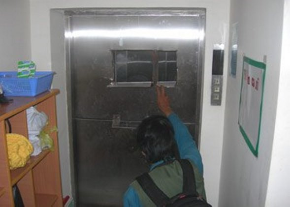 Trước đấy, cũng có tai nạn xảy ra gây bất bình trong dư luận vào tháng 9/2008, cháu Nguyễn Anh Đạt (sinh năm 2006, học lớp Họa My, Trường Mầm non tư thục Thiện Ý, phường 4, TP Đà Lạt, Lâm Đồng) đã tử vong do kẹt trong thang máy tại trường mầm non.