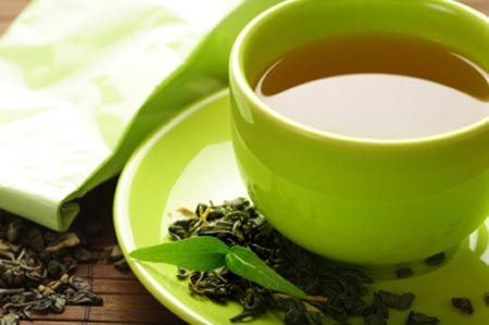 Trà xanh từ xưa đã nổi tiếng là loại đồ uống giúp giải độc vô cùng hiệu quả. Trong trà xanh có chứa nhiều chất chống oxy hóa, hỗ trợ sự đào thải chất cặn bã và chất độc. Tuy nhiên mẹ bầu không nên uống quá nhiều trà xanh.