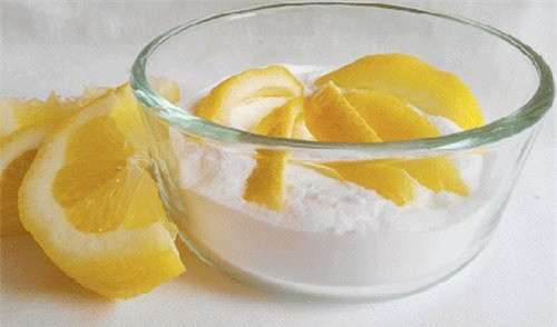 Hoặc bạn xay vỏ chanh thật nhỏ sau đó trộn đều với bột nở và muối tinh, cho thêm một thìa nước sôi để ngồi vào hỗn hợp rồi trộn sột sệt vừa phải. Dùng hỗn hợp vỏ chanh, bột nở và muối để đánh răng sau khi đánh răng bằng kem. Hoặc có thể dùng thay kem đánh răng. Hay nhỏ vài giọt chanh tươi vào miếng bông, dùng miếng bông thấm chanh đó đánh nhẹ như massage răng lợi, nhưng cũng không nên massage lâu quá sẽ làm tổn thương lợi.