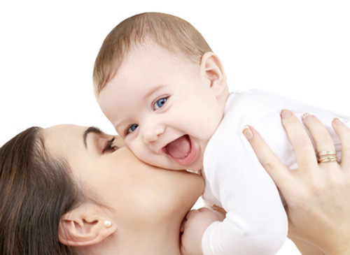 Các cô con gái biết 'líu lo' sớm hơn. Kể từ khi bập bẹ những chữ đầu tiên “mẹ, mẹ” hay “ bà, bà” khi được 1 tuổi, cho đến 16 tháng tuổi khả năng ngôn ngữ của các bé gái thường tốt hơn các bé trai. Đồng thời, việc xâu chuỗi các từ đơn lẻ để trở thành một câu dài và phức tạp cũng khá dễ dàng đối với các bé gái. Các bé gái thậm chí còn biết kết hợp cả những động tác biểu cảm như vẫy tay khi chào tạm biệt và chỉ vào những thứ mà chúng muốn.