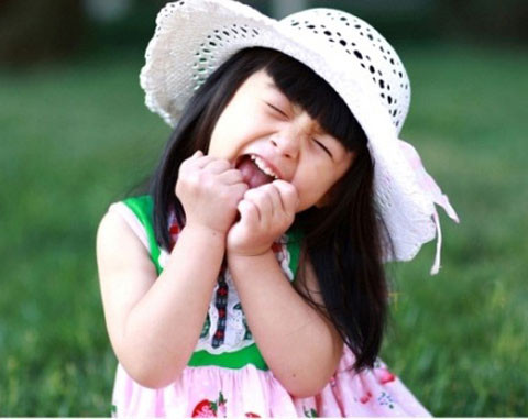 Tha hồ ăn diện cho các cô gái. Các cô bé trông thật đẹp trong những chiếc váy xếp ly, băng đô rực rỡ, dễ thương. Đôi khi nuôi dạy một cô con gái sẽ khơi dậy bản năng thích làm đẹp của các bà mẹ. Đó cũng là cơ hội tốt để các bé tìm thấy và thể hiện gu thời trang của bản thân theo phong cách của riêng mình. Bất cứ khi nào cô bé lưỡng lự không biết nên chọn bộ đồ nào, chúng sẽ hỏi bạn và mong bạn cho chúng lời khuyên.