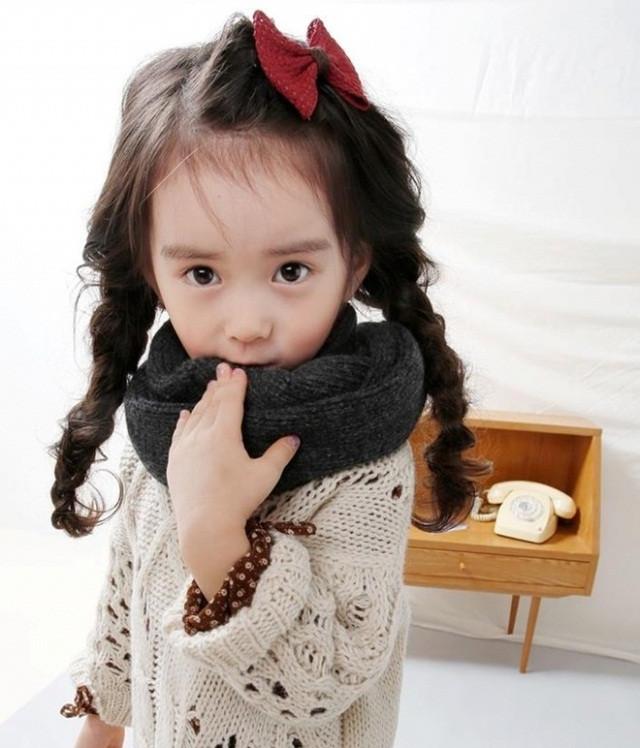 Bé sẽ còn điệu hơn cả mẹ. Ngay cả khi bạn rất có ý thức để con mình giản dị, hay hướng bé trở nên “trung tính” hơn bằng cách bên cạnh đồ chơi con gái, bạn mua cho bé cả đồ chơi của con trai. Nhưng rốt cuộc, bạn đừng ngạc nhiên hay thất vọng khi búp bê Barbie, công chúa, những chiếc váy hồng mới là điều bé yêu thích nhất.