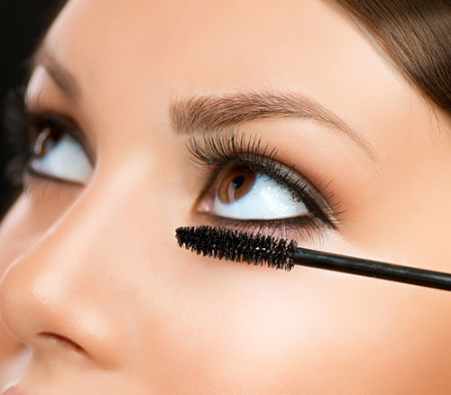 Uốn mi cong lên và chuốt một lớp mascara. Bạn nên uốn mi cong lên và chuốt một lớp mascara cho lông mi dài và dày hơn nữa đồng thời cũng tạo cảm giác tỉnh táo sảng khoái. Để tránh mascara lem vào mi mắt, bạn nên dùng một thẻ card bất kì chặn vào phía sau lông mi rồi chớp vài cái.