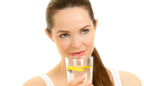 Dưỡng tóc mượt. Ngoài việc giữ gìn sức khỏe của làn da, vitamin C trong nước chanh cũng có tác dụng điều trị và ngăn ngừa các vấn đề về tóc như tóc chẻ ngọn, tóc khô và gàu, v.v… Đặc tính chống vi khuẩn của nó giúp chống lại các vi khuẩn, từ đó ngằn ngừa một số vấn đề về da đầu.