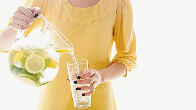 Giảm nguy cơ dị ứng. Một cốc nước chanh mật ong ấm mỗi buổi sáng sẽ giúp cung cấp chất Claritin – thuốc kháng dị ứng cho cơ thể. Uống một cốc nước chanh mật ong ấm sẽ giúp cơ thể thích nghi với phấn hoa. Do vậy, điều này sẽ giúp cơ thể người dùng không bị dị ứng với môi trường xung quanh.
