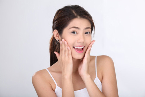 Cho bạn một làn da mịn màng. Dù bôi trực tiếp lên mặt hay uống với nước, mật ong và chanh cũng rất tuyệt vời cho da bạn. Nó làm sạch dầu nhờn trên da và ngăn ngừa mụn trứng cá cũng như các loại mụn khác. Kết quả là bạn sẽ sở hữu một làn da thật mịn màng.