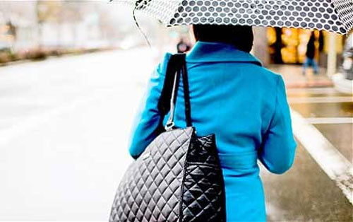 Bạn đeo hoặc kéo cái gì đó nặng. Bạn không tập thể dục, cũng không đang trong thời kỳ kinh nguyệt mà vẫn có dấu hiệu đau ngực, vậy hãy xem lại bạn có đeo túi quá nặng, hoặc lôi kéo thứ gì đó cần lực mạnh...điều này có thể làm căng, đau cơ ngực.