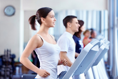 Đau ngực khi tập thể dục. Các nghiên cứu trước đó cho biết một nửa số phụ nữ đau ngực cho biết họ bị đau khi chỉ tập thể dục vừa phải, và 64% kể con gái của họ bị đau trong quá trình tập luyện với cường độ cao.