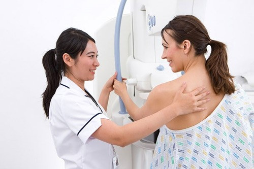 U nang. U nang cũng là một nguyên nhân gây ra chứng đau tức ngực. Phụ nữ ở tuổi 30-40 rất dễ phát triển các u nang vú. Hầu hết các nang vú không gây ra bất kỳ cơn đau ở vú, nhưng một số u nang vú có thể phình to và gây đau. Nếu bạn cảm thấy một khối u trong vú, hãy gặp bác sĩ ngay lập tức để loại trừ nguy cơ bị ung thư vú.