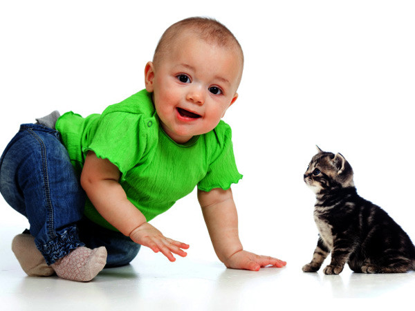 Những trò chơi giàu trí tưởng tượng hoặc nhập vai là một phần của trò chơi mang tính biểu tượng, đó là khi trẻ có thể sử dụng một biểu tượng hoặc đối tượng đại diện cho một nhân vật nào đó. Ví dụ bé có thể dùng chiếc điều khiển tivi thay thế điện thoại. Trò chơi mang tính biểu tượng này giúp bé nổi trội hơn trong việc đọc, viết khi học những bài học có hình minh họa.