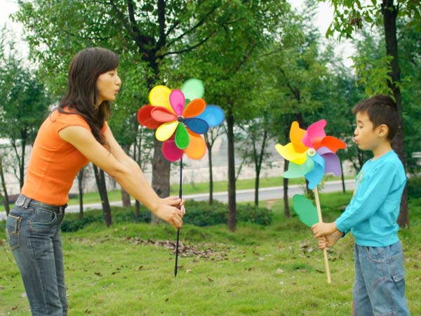 Trò chơi giúp trẻ giỏi kỹ năng ngôn ngữ cũng như những trải nghiệm cảm quan, khi đó trẻ sẽ thích nói nhiều hơn về một vấn đề gì đó trong trò chơi, lúc đó trẻ sẽ phát triển ngôn ngữ tốt hơn.