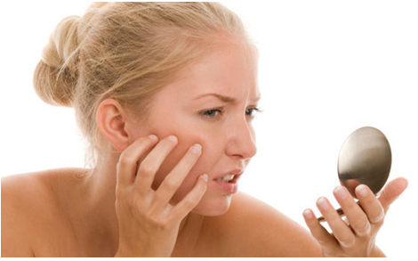 Đau đớn. Một trong những lí do để bạn dừng lại đó là nó có thể khiến bạn rất đau đơn. Hãy nhớ là các hạt mụn này không thực sự ở trên bề mặt da bạn và nằm phía dưới tầng trên cùng của da khiến việc cậy mụn trở nên khó khăn. Do đó, thay vì tự khiến bản thân mình đau đơn, bạn hãy đảm bảo rằng việc sử dụng đá để giảm bớt các vết mụn đau.
