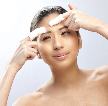 Bước 4: Nặn nhẹ nhàng, dùng tay di chuyển khéo léo nhẹ nhàng cho đến khi đầu mụn ra ngoài.