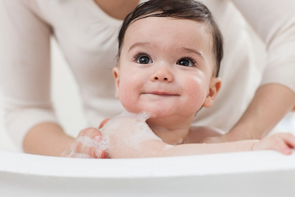 5. Chọn sữa tắm phù hợp. Ở trẻ sơ sinh, làn da bé chưa phát triển một cách hoàn thiện vì vậy da rất dễ bị kích ứng. Bạn cần chọn loại sữa tắm dành riêng cho trẻ em, không chứa các thành phần kích ứng. Tốt nhất, bạn nên tham khảo lời khuyên của bác sỹ để có lựa chọn phù hợp. Tuyệt đối không được dùng xà bông để tắm cho trẻ nhỏ vì nó gây khô da.
