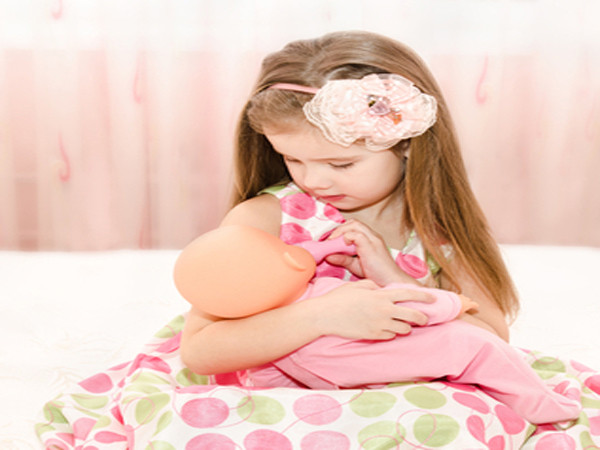 4. Thực sự khó nuôi bé gái. Nghiên cứu chỉ ra rằng, bé gái biểu lộ tình cảm nhiều hơn bé trai. Vì thế, bé gái cũng thể hiện những sự đồng cảm ở độ tuổi rất sớm. Thay vì chỉ cho con chơi búp bê, gấu bông, mẹ hãy đưa cho bé một chiếc xe tải nhỏ để bé thử làm công việc tự nhiên của chính mình.