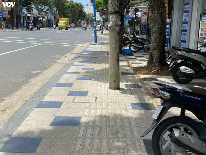 Dự án khi triển khai từ cuối năm 2021 đã vấp phải sự phản ứng của người dân, do các đơn vị thi công triển khai chưa đúng với phương án được duyệt trước đó. Cụ thể là các lối đi dành cho người tàn tật lại đâm trực diện vào cột điện, cây xanh, hố ga… gây phản cảm và bức xúc trong nhân dân.